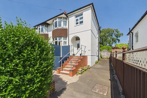 3 bed property, in Grove Crescent, £255,000