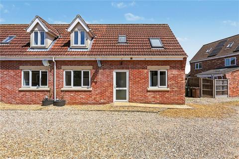2 bed property, in Clere Close, £260,000