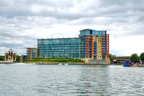2 bed property, in Western Beach Apartments, £550,000