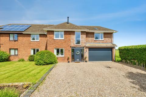 5 bed property, in Tudor Close, £350,000