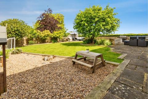 5 bed property, in Tudor Close, £350,000