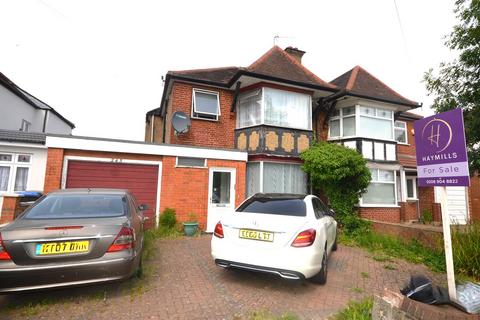 3 bed property, in Woodcock Hill, £699,000