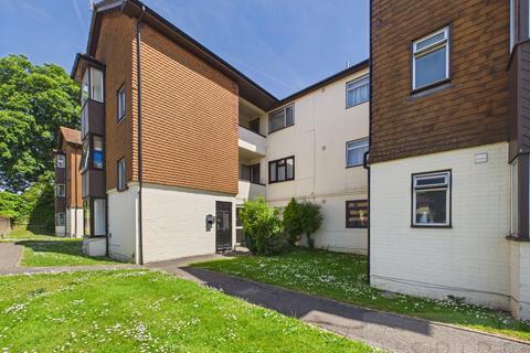 1 bed property, in Hollin Court, £140,000