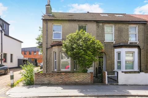 3 bed property, in Derby Road, £400,000