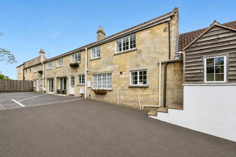 8 bed property, in Manor Close, £950,000