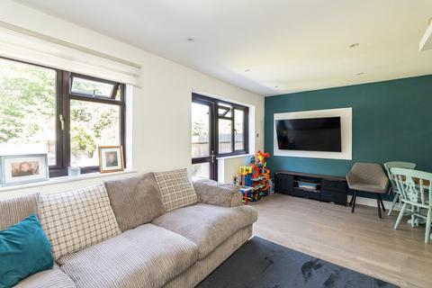 2 bed property, in Chadhurst Close, £400,000