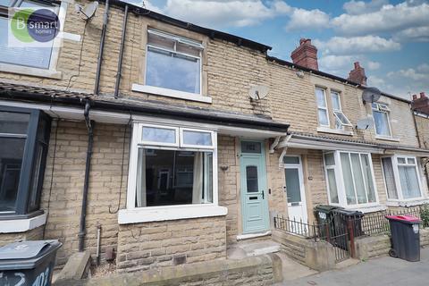 2 bed property, in Avenue Road, £120,000