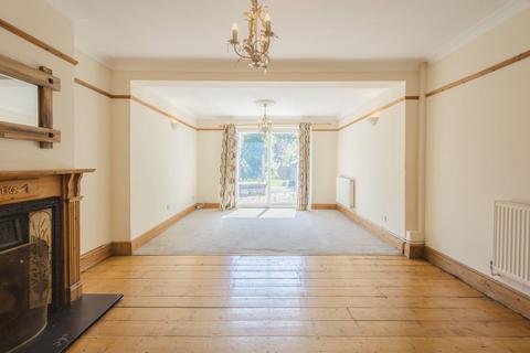 3 bed property, in Shrivenham Road, £395,000