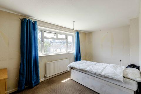 2 bed property, in Upton, £140,000