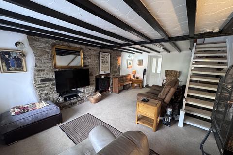 2 bed property, in Crown Road, £200,000