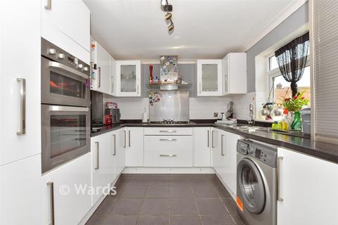 3 bed property, in Canterbury Road, £320,000