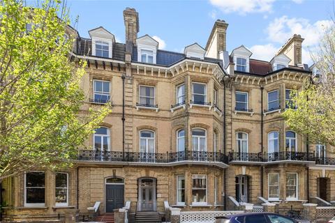 1 bed property, in First Avenue, £315,000