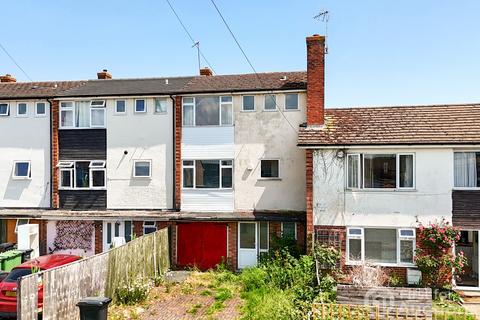 4 bed property, in Whitehorns Way, £230,000