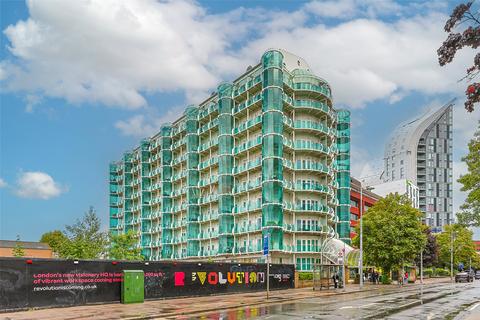 2 bed property, in Uxbridge Road, £400,000