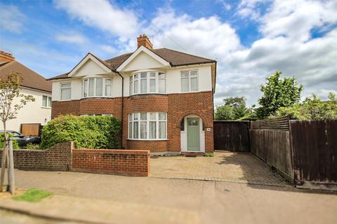 3 bed property, in Brookfield Road, £375,000