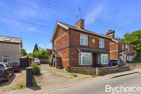 2 bed property, in The Villas, £235,000