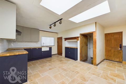 4 bed property, in The Street, £450,000