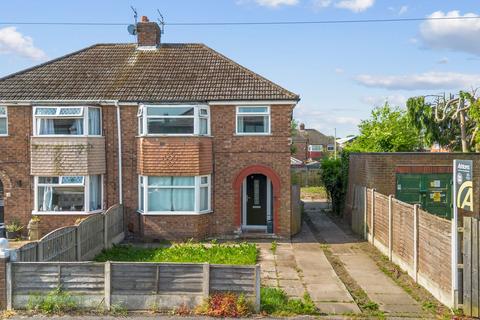 3 bed property, in Hampton Drive, £230,000