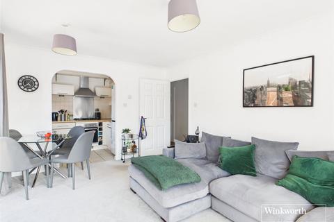 2 bed property, in Market Street, £220,000