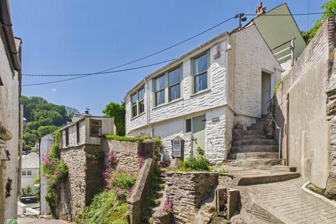 1 bed property, in Talland Hill, £200,000