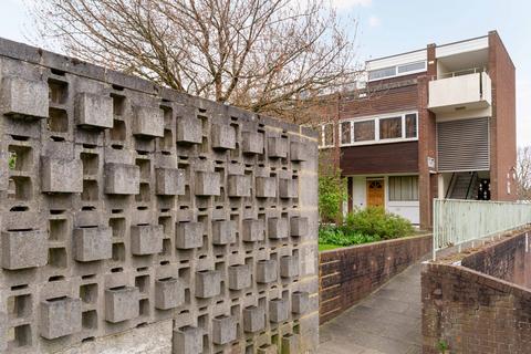 2 bed property, in Kitley Gardens, £275,000