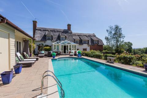 4 bed property, in South Avenue, £1,300,000