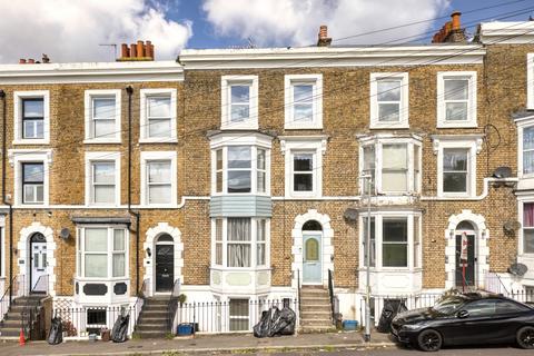 2 bed property, in Arklow Square, £200,000