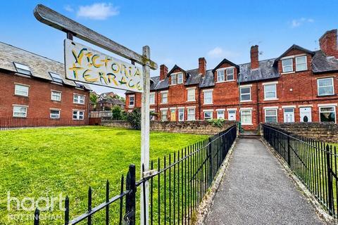 2 bed property, in Victoria Terrace, £140,000