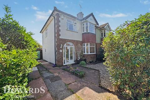 3 bed property, in Connaught Avenue, £210,000