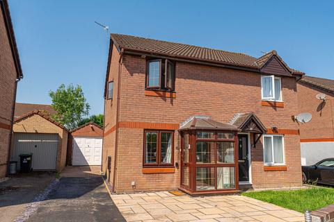 2 bed property, in Acacia Avenue, £240,000