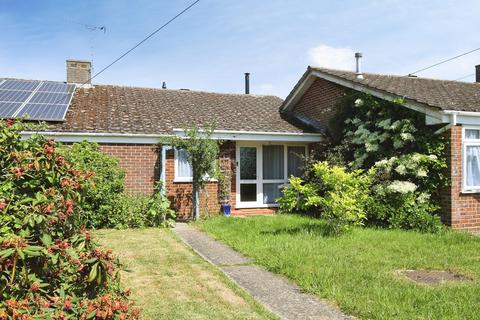 2 bed property, in Holly Way, £230,000