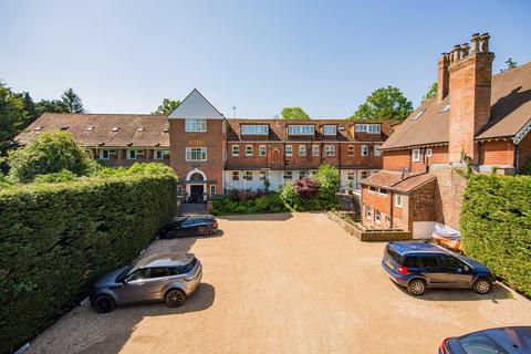 2 bed property, in Spring Lane, £185,000