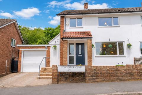 3 bed property, in Worcester Close, £275,000