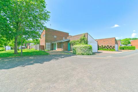 4 bed property, in Dunbar Close, £425,000