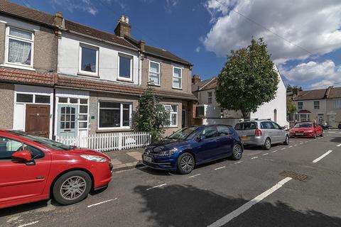 2 bed property, in North Avenue, £425,000