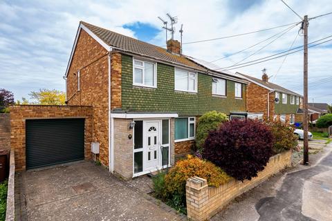 3 bed property, in Hilltop Road, £300,000