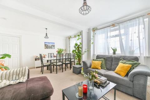 3 bed property, in Ashford Court, £325,000