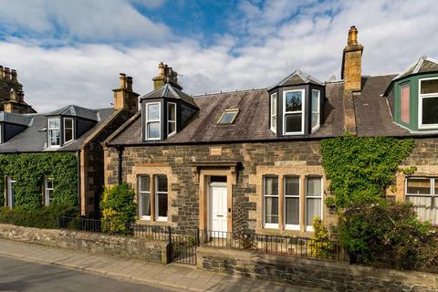 4 bed property, in Rowanbrae, £390,000