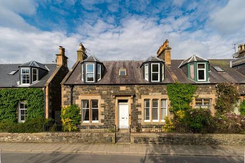 4 bed property, in Rowanbrae, £390,000