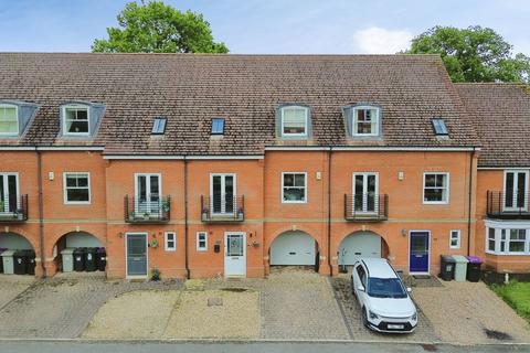 3 bed property, in Sterling Place, £325,000
