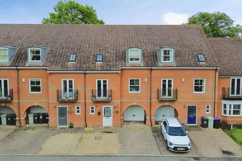 3 bed property, in Sterling Place, £325,000