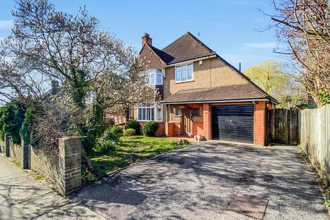 3 bed property, in Highfield Avenue, £675,000