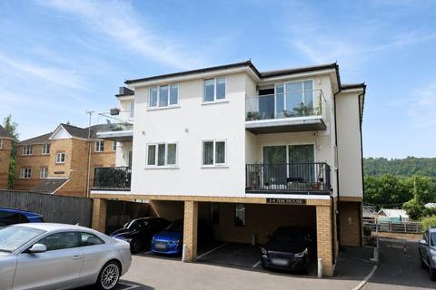 2 bed property, in Grove Gardens, £265,000