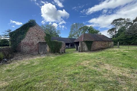 5 bed property, in Ash Priors, £300,000
