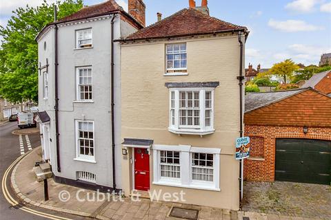 4 bed property, in Tarrant Street, £800,000