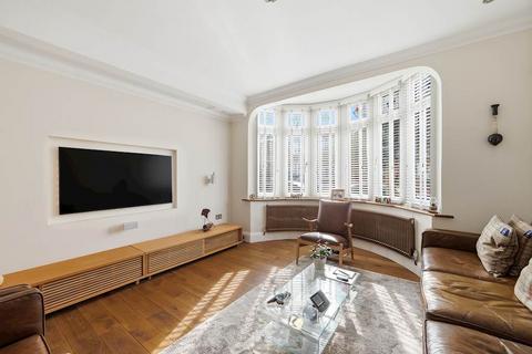 3 bed property, in Manor Road, £650,000