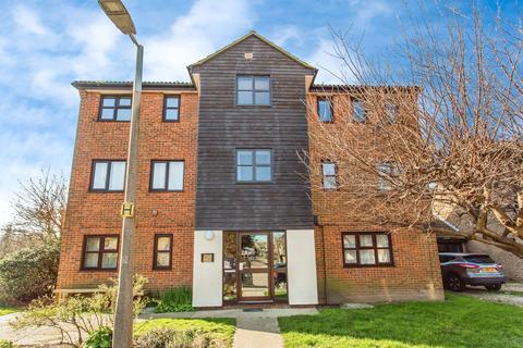 1 bed property, in Herongate, £120,000