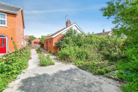 2 bed property, in Eastwood Road, £160,000