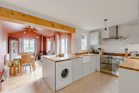 3 bed property, in Mountbatten Road, £270,000