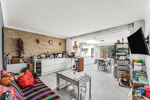 3 bed property, in Walthamstow, £650,000